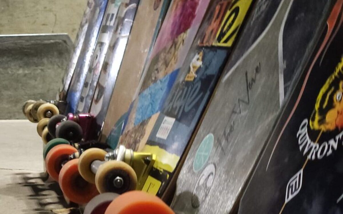 Skates alinhados antes de uma sessão