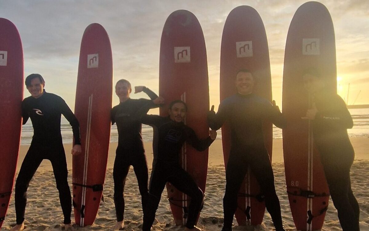 Malta com as pranchas na praia ao fim da tarde