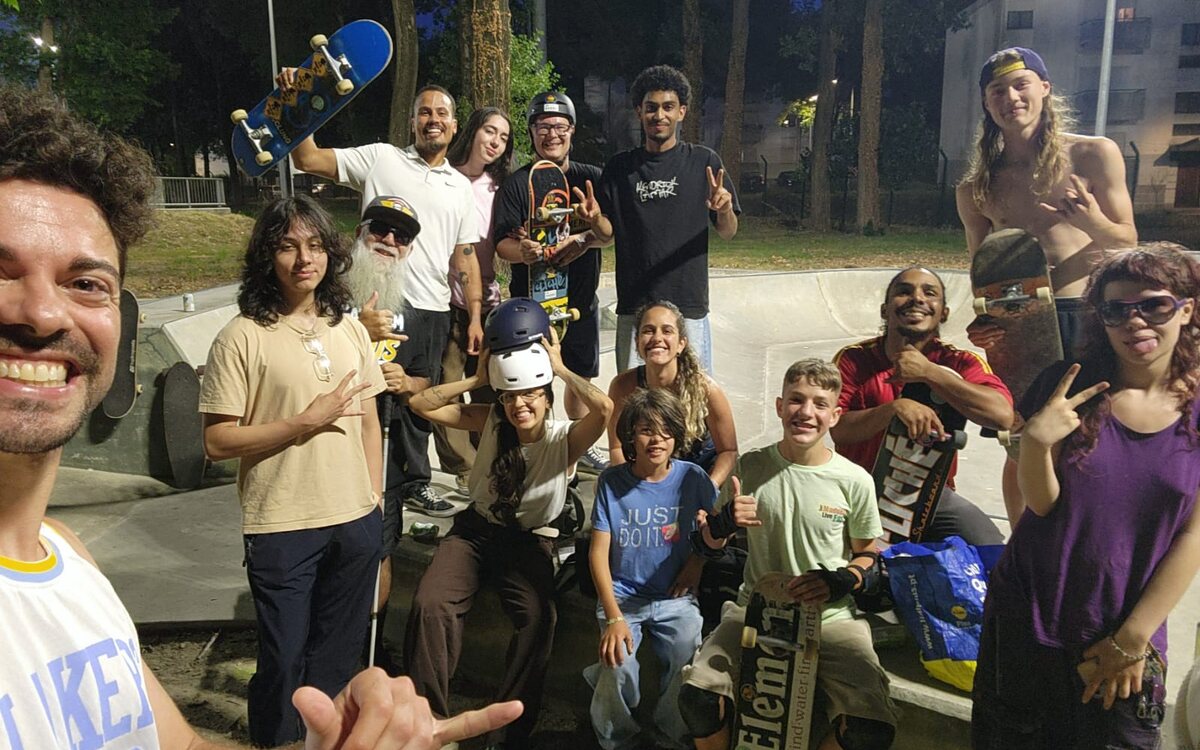 Grupo a celebrar com os skates ao alto