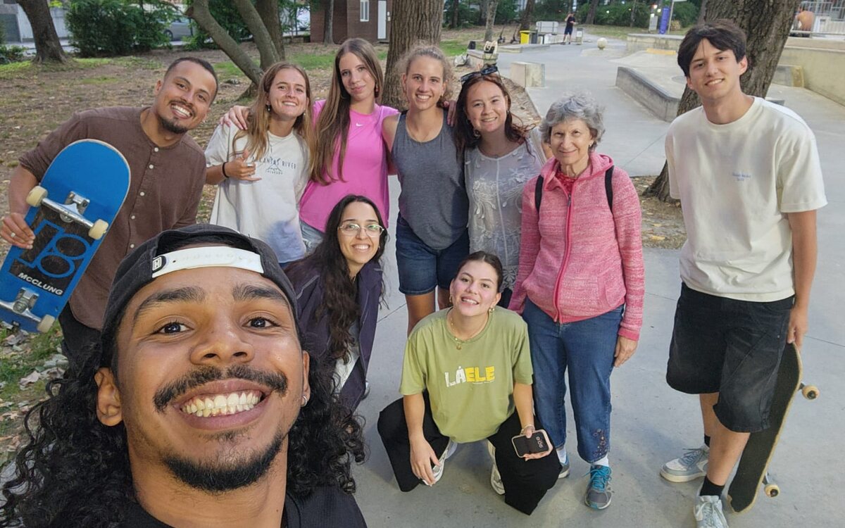 Grupo de várias gerações reunido no skate park
