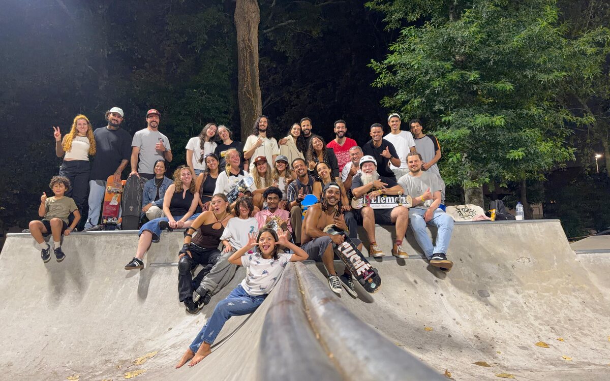 Grupo diverso reunido na pista de skate