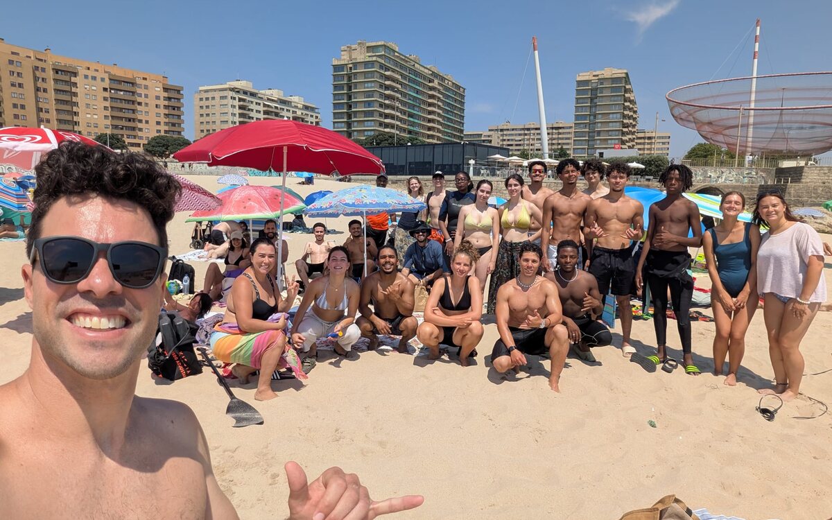 Grupo da Nós Somos reunido na praia