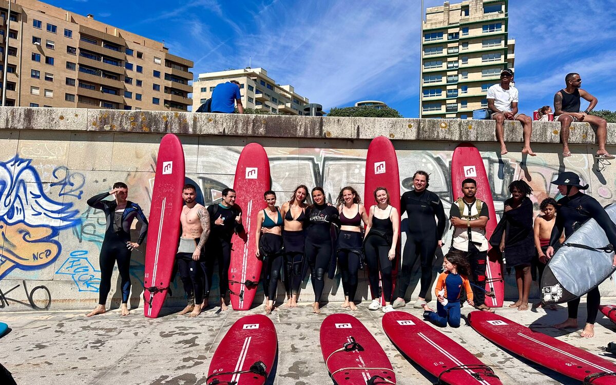Grupo da Nós Somos junto ao muro, com as pranchas