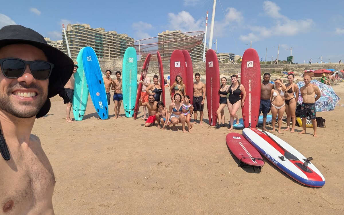 Grupo na praia com pranchas coloridas