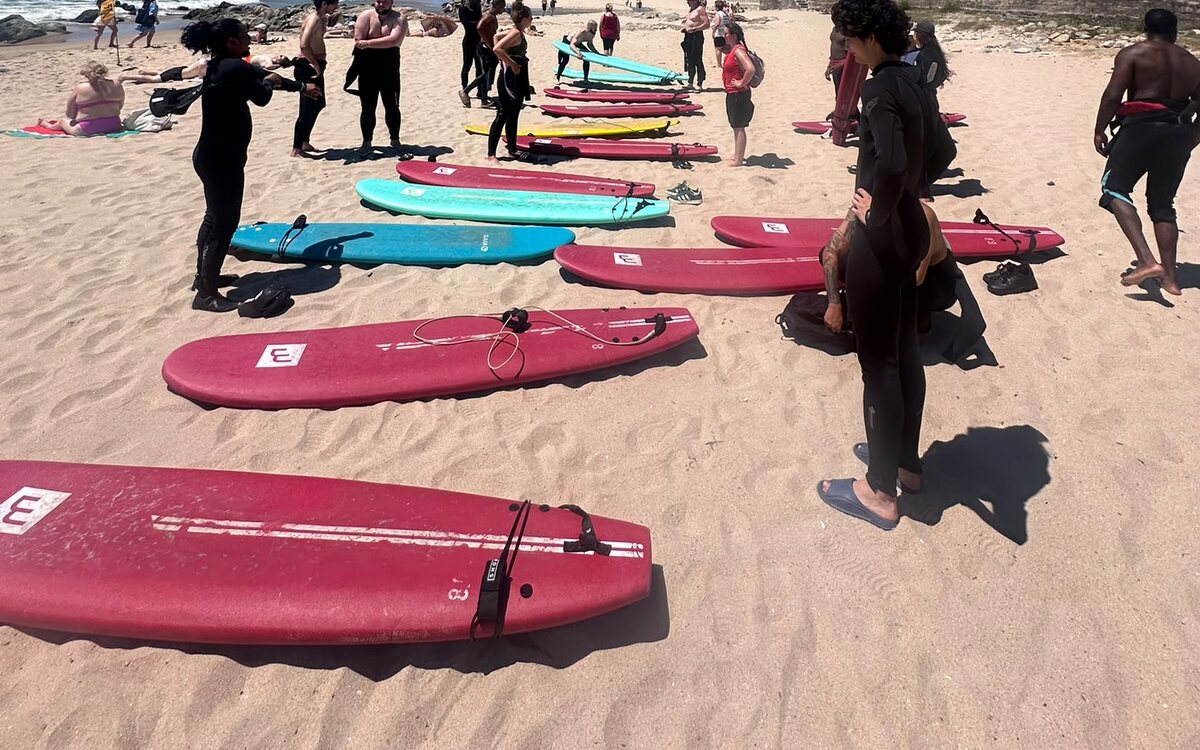 Pranchas alinhadas na areia antes de uma sessão