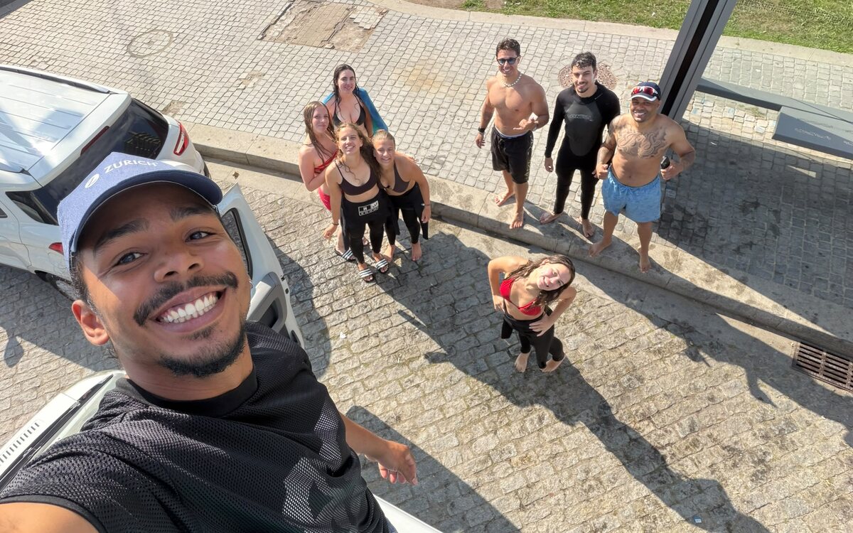 Grupo a caminhar depois de uma sessão de surf